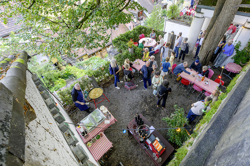 Vernissageapéro im Trudelkeller im Garten im ehemaligen Atelier von Hans Trudel im Trudelhaus Baden