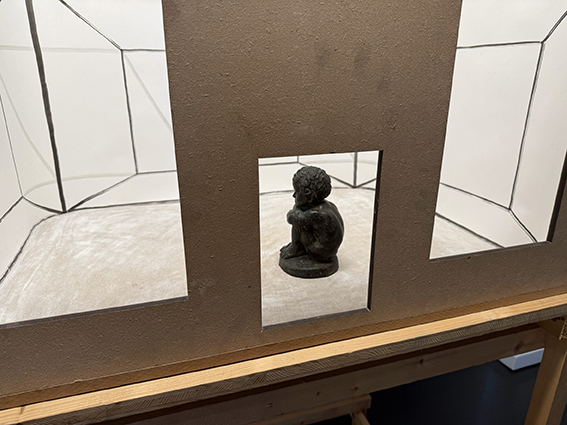 Andreas Hofer, «Der Hocker», Hans Trudels Hocker im Modellraum,
Bronze, Holz, Glas und Tusche auf Papier, 89 x 65 x 54 cm, 2025